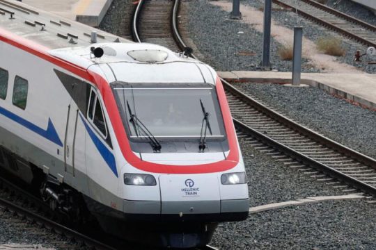 Ακυρώσεις και τροποποιήσεις δρομολογίων λόγω της 24ωρης απεργίας τη Δευτέρα για τη δίκη των Τεμπών
